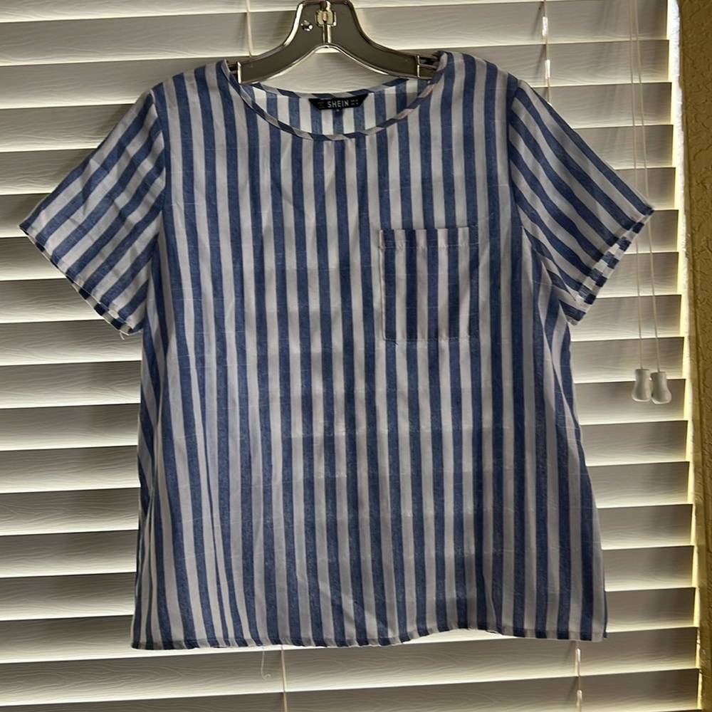 Blouse 23 inch long.Pocket at from.Button at back. M. Light fabric.Short sleeve